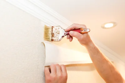 Pose de papier peint à Dému — revêtements muraux et toiles de verre